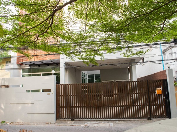 ให้เช่าบ้านเดี่ยว 3 ชั้น บริเวณซอยสุขุมวิท 49 ขนาด 320 ตรม. ใกล้ BTS พร้อมพงษ์ Emporium Emquartier เซนทรัลชิดลม